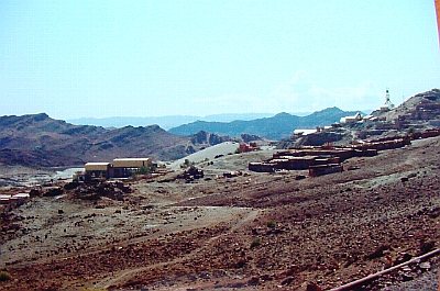 BouAzzerMine&Village.jpg (36405 byte)
