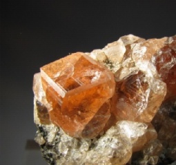 Grossular  - Asbestos, Canada